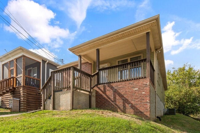 Building Photo - 2432 Adlai St