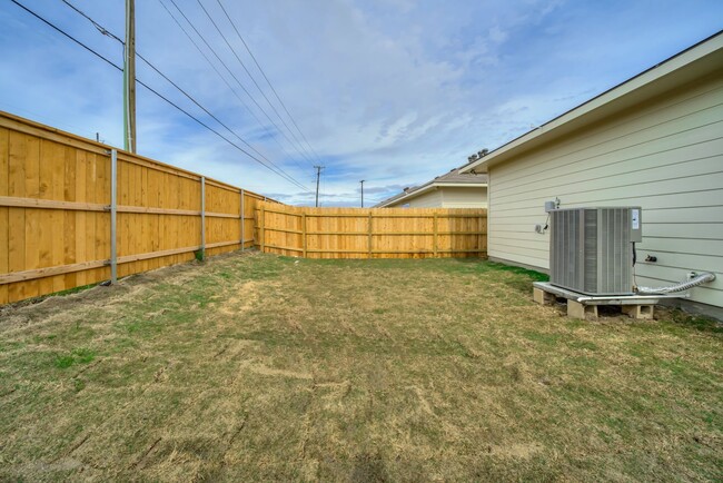 Building Photo - Beautifully designed and thoughtfully maintained duplex