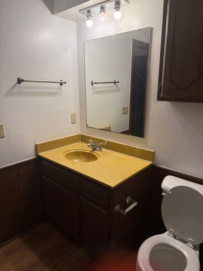 Building Photo - For Rent - Charming 3 bedroom home in Yukon!