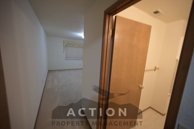 Building Photo - 2 bed, 2 bath, 1 car garage- water, sewer,...