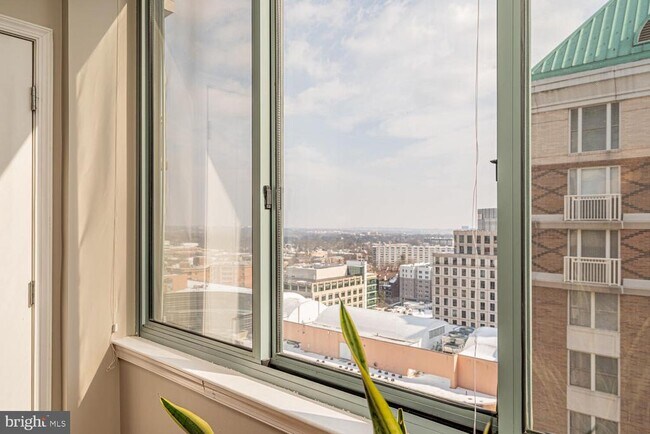 Building Photo - 851 N Glebe Rd