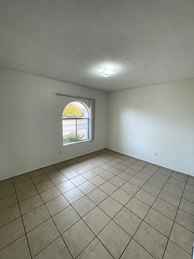 Building Photo - Plaza Oro Loma Fourplex