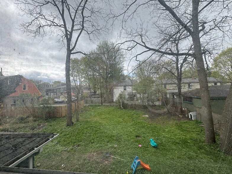 3/4 Fenced Back Yard - 314 w clinton st
