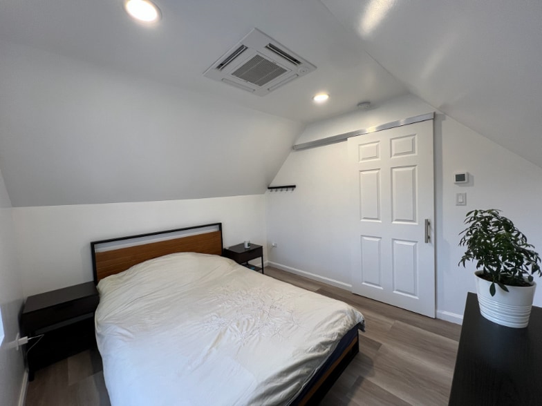 Building Photo - 3422 W Schubert Ave