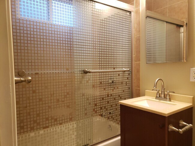 Building Photo - Fremont - Small Building - 1BR Top Floor C...