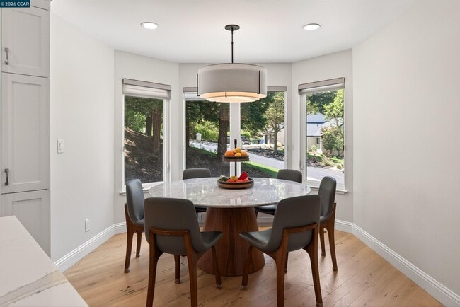 Building Photo - 2324 Saddleback Dr