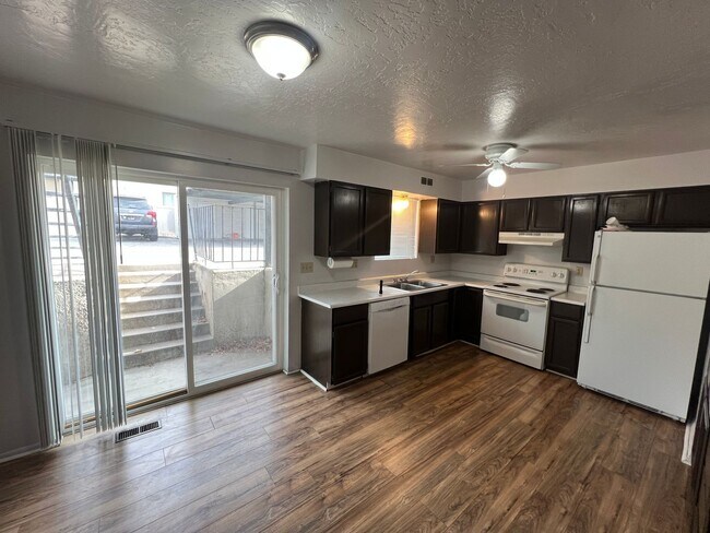 Building Photo - Union Park Apartment- Pics Coming Soon!