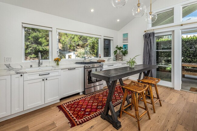 Building Photo - 727 Sonrisa St