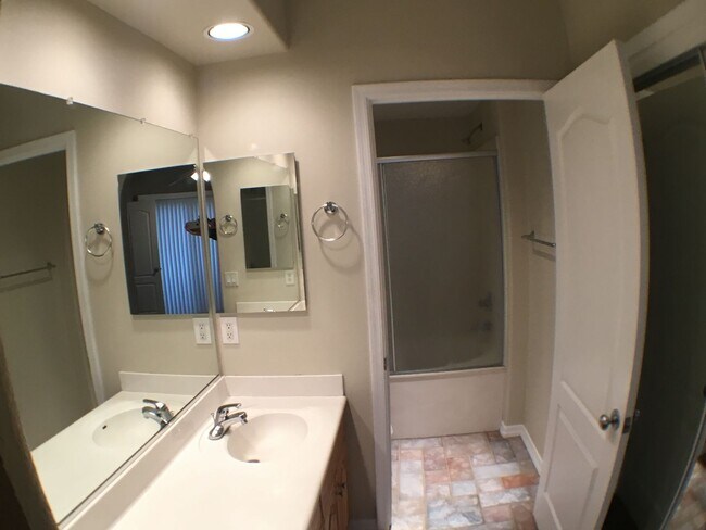 Building Photo - Great 2 bedroom condo on 2nd story!