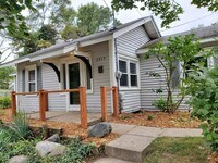 Building Photo - Adorable 2 bedroom with a bonus room!