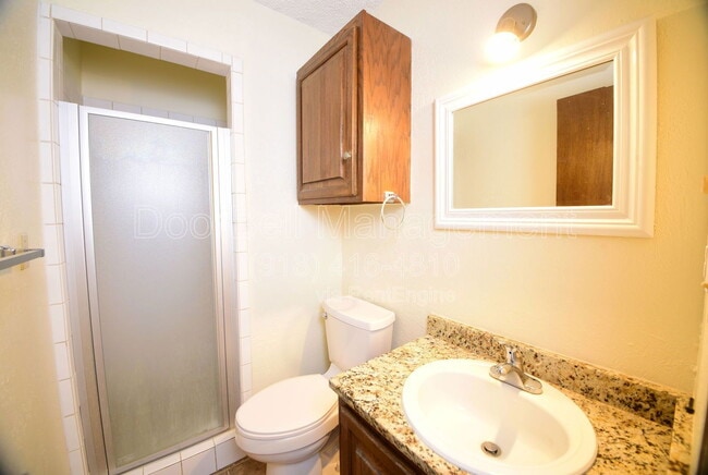 Building Photo - 746 W Commercial St