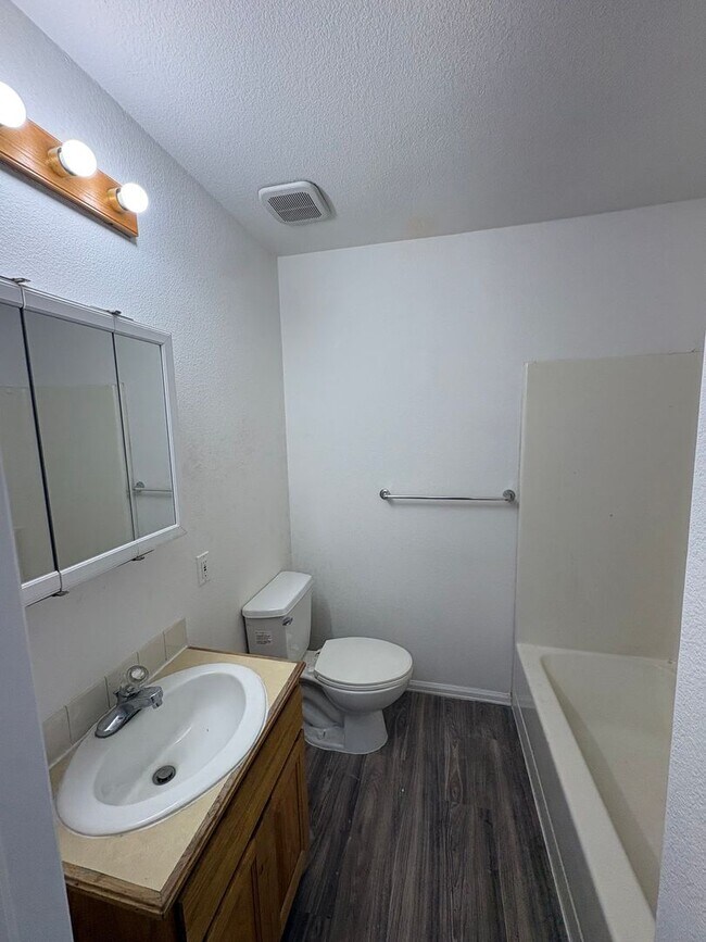 Building Photo - Fully Renovated 3 Bed 2.5 Bath Townhome w/ 1 Car Garage & Yard!