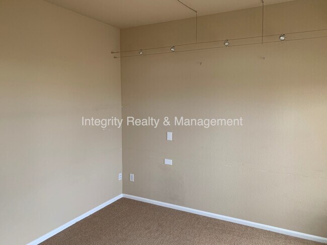 Building Photo - 552 Hanging Rock Pl