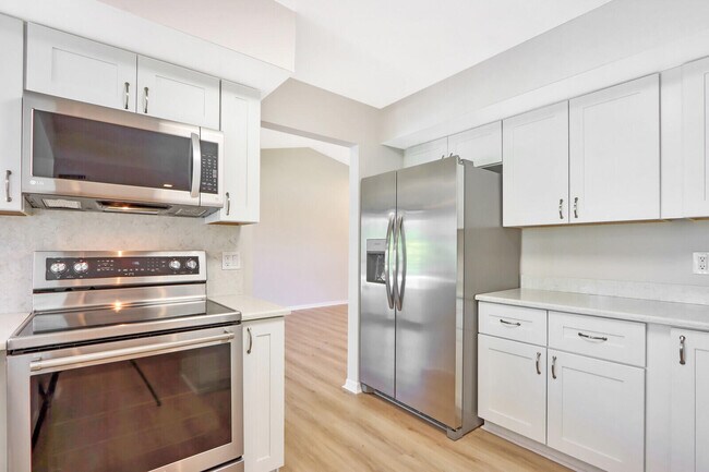 Building Photo - 85 Hickory Hill Rd