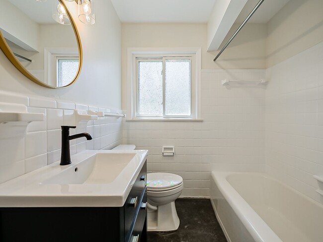 Building Photo - Spacious 3BR Home with Expansive 1-Acre Lot!