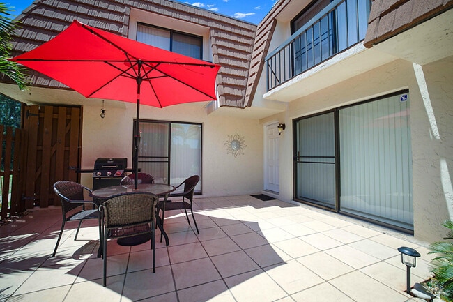 Building Photo - 825 Center St