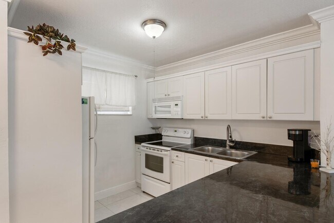 Building Photo - 2581 Garden Dr N