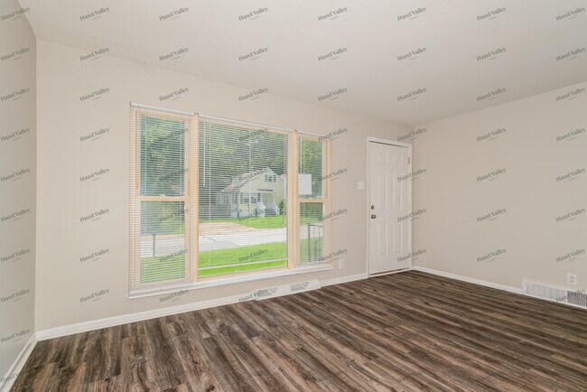 Building Photo - 205 Flora Dr