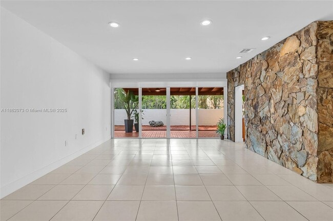 Building Photo - 9131 Fontainebleau Blvd