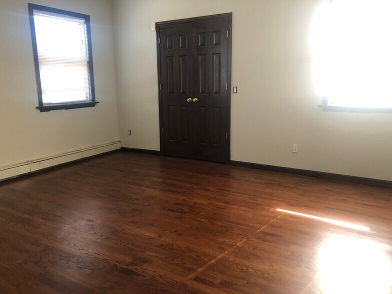 Master bedroom w/bath - 2870 Woods Ave