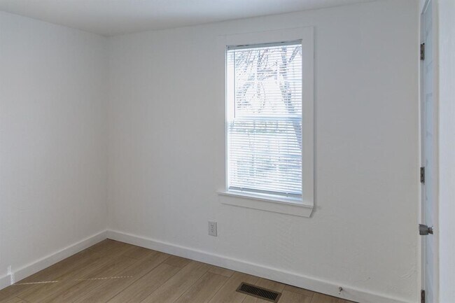 Building Photo - 2412 SE 47th St