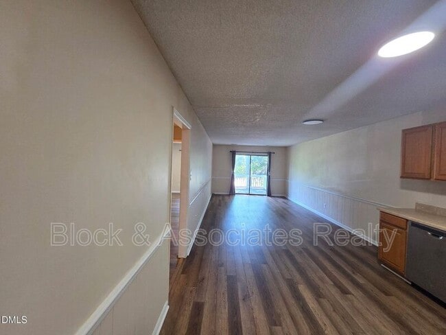 Building Photo - 906 W Chatham St