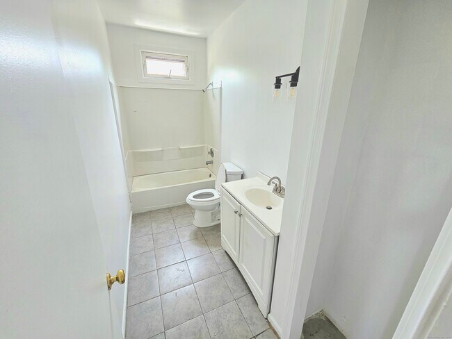 Building Photo - 483 Ferry St