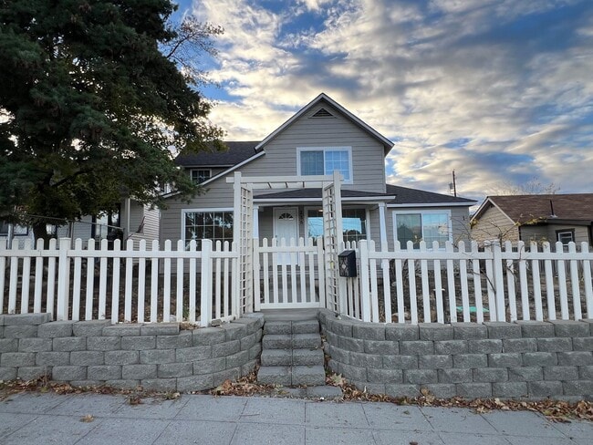 Primary Photo - NEWLY REMODELED! 3+ bed, 1.5 bath, a/c, d/...