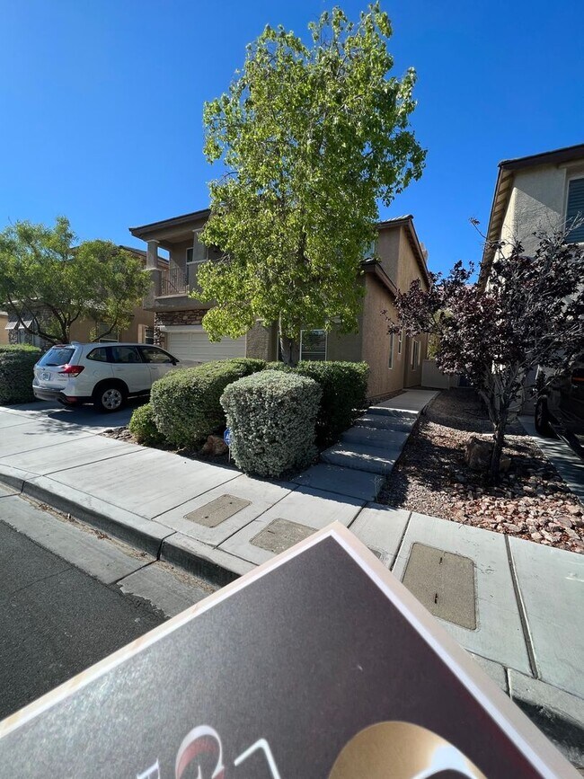 Building Photo - ABSOLUTELY AMAZING! Large 4 bedroom 2 stor...