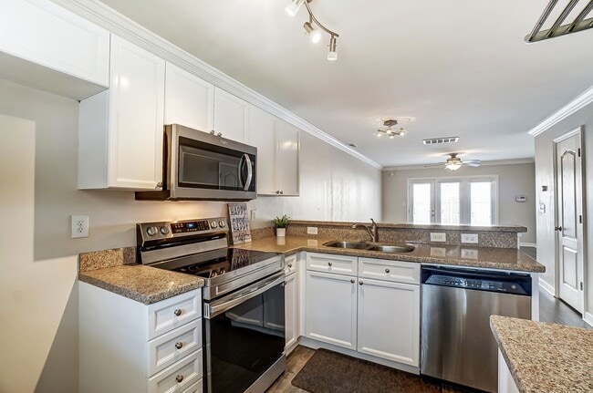 Building Photo - Charming Townhome in Sought-After Williams...