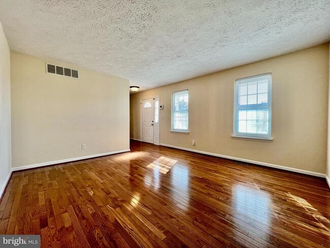Building Photo - 402 Chalmers Ave