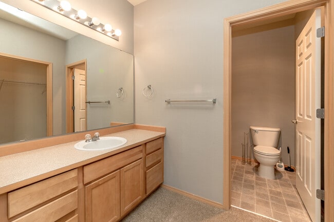 Building Photo - Low Maintenance Living 2 Bedroom Condo, Du...