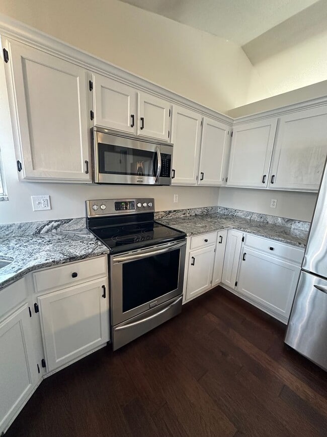 Building Photo - GET $500 OFF THE FIRST MONTHS RENT!!!