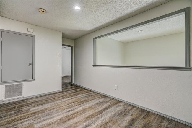 Building Photo - 10125 N Pennsylvania Ave Apt 14-B
