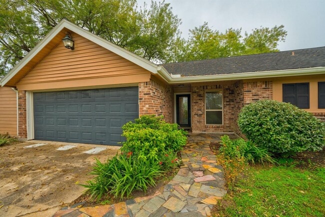 Building Photo - This charming 3-bedroom, 2-bathroom oasis ...