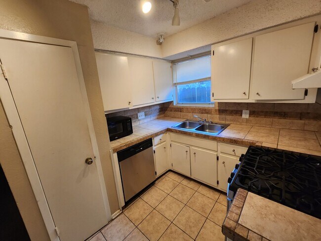 Building Photo - 608 1/2 Genard St