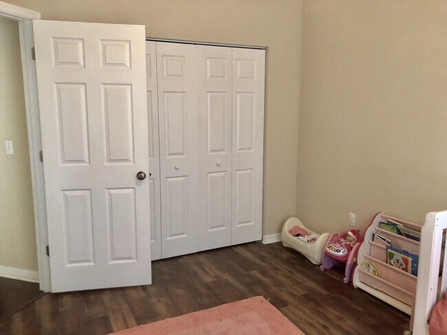Building Photo - 4BR/2BA in Sorrento with large, fenced-in ...