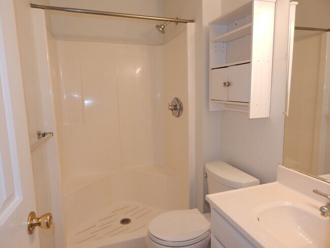 Building Photo - Spacious 2 Bedroom and 2 Full Bath Condominium