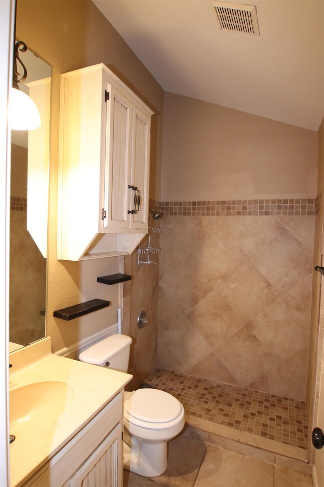 Building Photo - 5680 Brett Ln