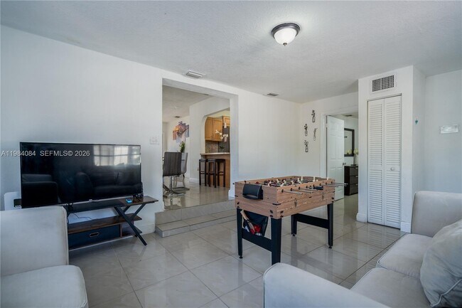 Building Photo - 690 E 10th Ave