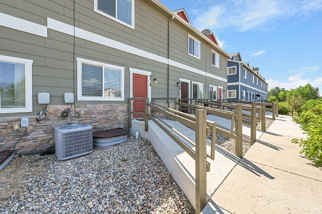 Building Photo - $1,850-3 Bed 3.5 Bath townhome in CO Sprin...