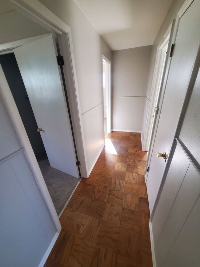 Building Photo - Spacious Ranch Style 4 BR Available in Aug...