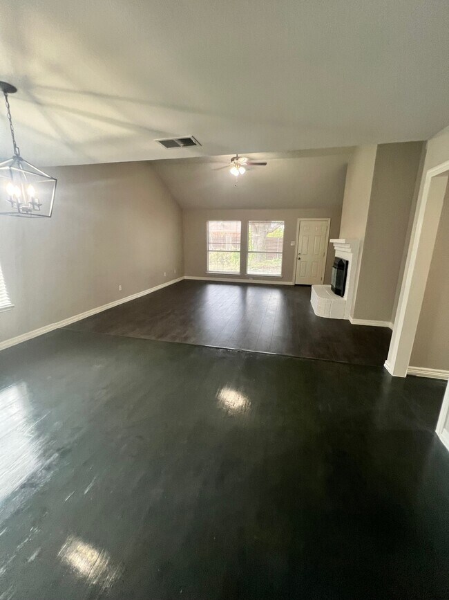 Building Photo - 2213 Ridgewood Dr