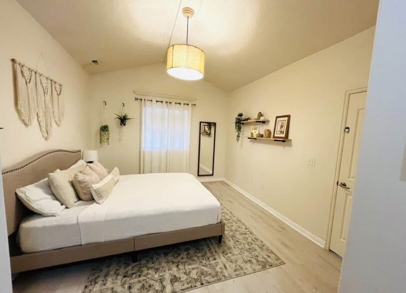 Building Photo - 8789 S Caliente Dr