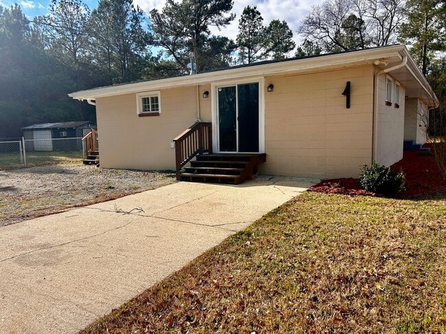 Building Photo - AVAILABLE NOW! 3 Bedrooms/1 1/2 Bath with Double living room space.