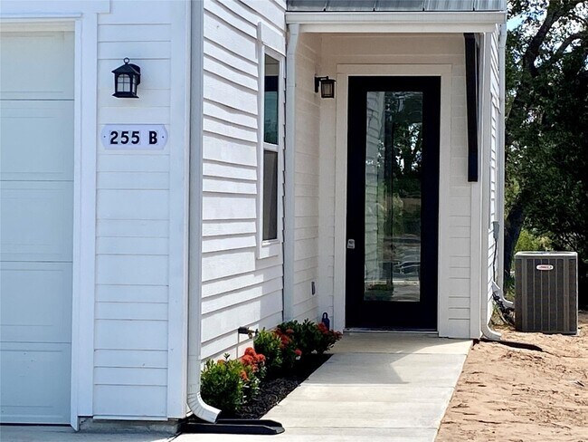 Building Photo - 255 Lourdes Ct