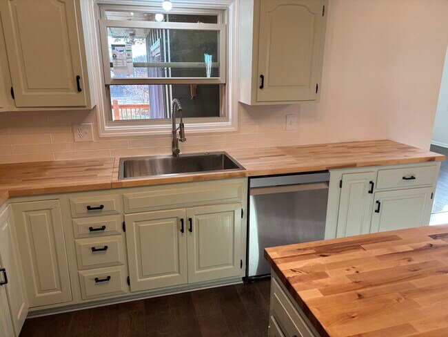 Building Photo - 18377 Pleasant View Dr