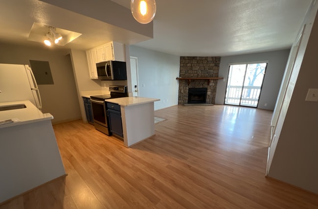 Building Photo - Beautifully Maintained Ground Level 2 Bed, 2 Bath Condo in Woodside Village!