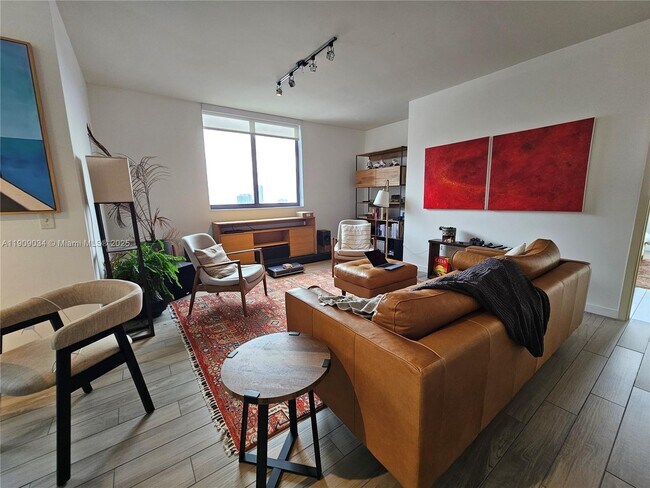 Building Photo - 999 SW 1st Ave