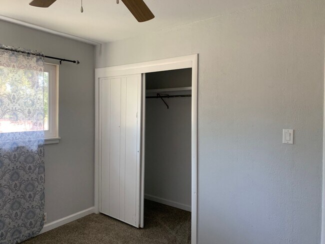 Building Photo - Beautifully upgraded interior, one dog considered.